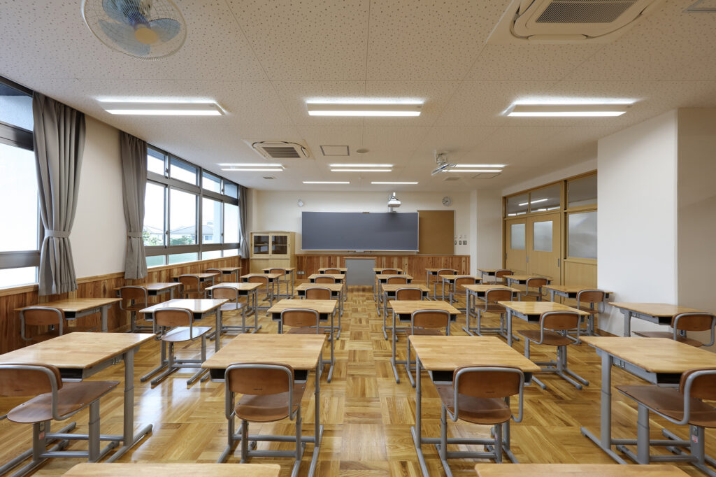 教室　愛知中学校校舎等大規模増改築工事(電気設備)