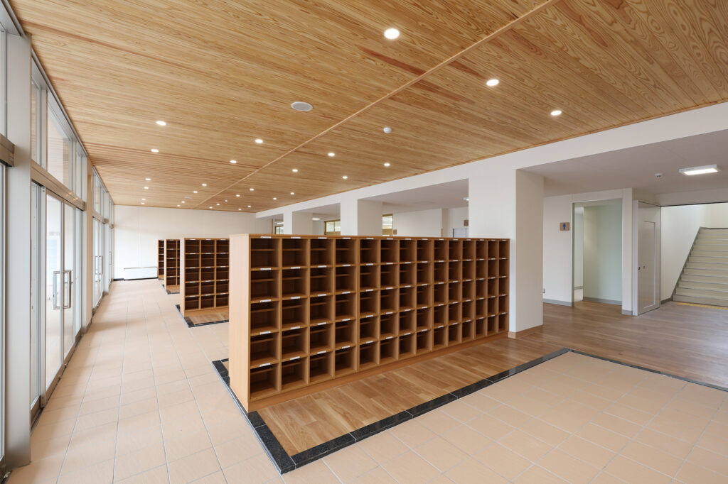 昇降口　愛知中学校校舎等大規模増改築工事(電気設備)